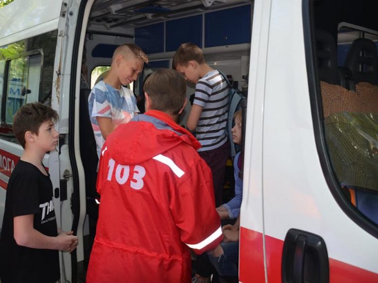 У Миколаївській школі розпилили невідому речовину: 37 постраждалих
