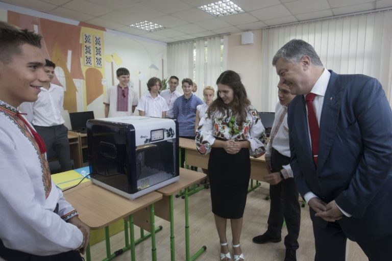 Президент: В Україні відкрилося 25 модернізованих шкіл