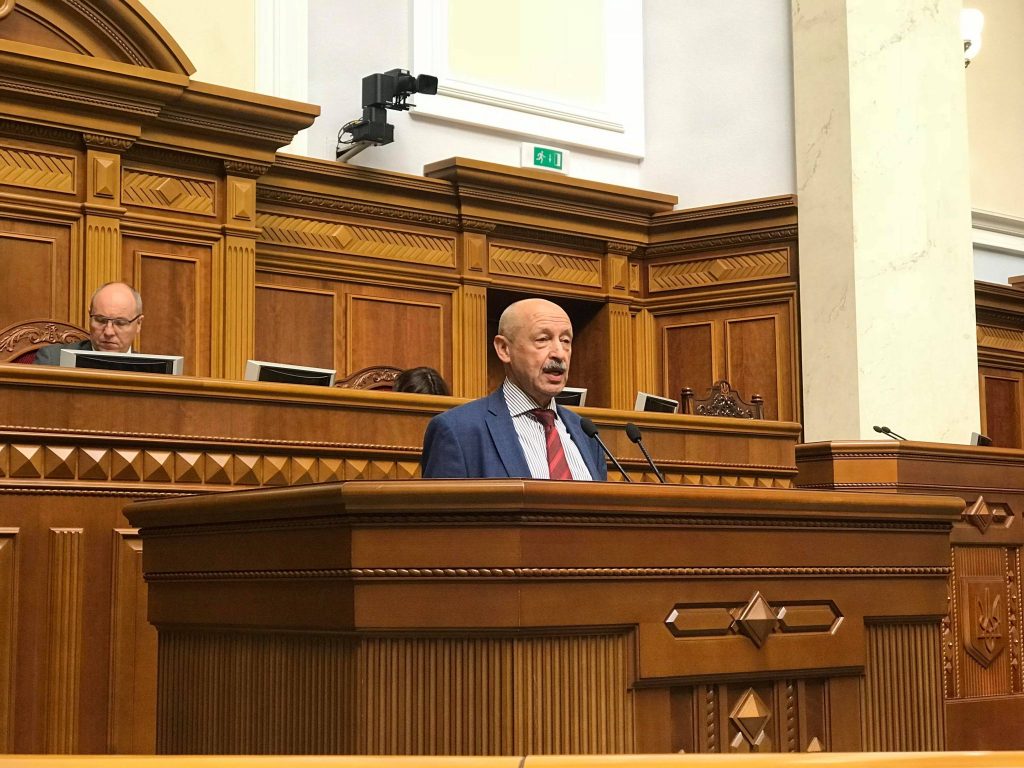 Вчитель фізики змусив Верховну Раду аплодувати стоячи