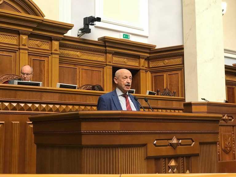 Вчитель фізики змусив Верховну Раду аплодувати стоячи