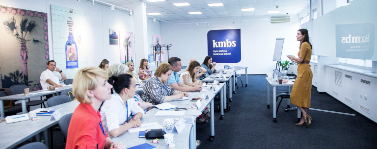 «Ви можете змінити ситуацію, а не ситуація вас»: чого навчаються освітні управлінці