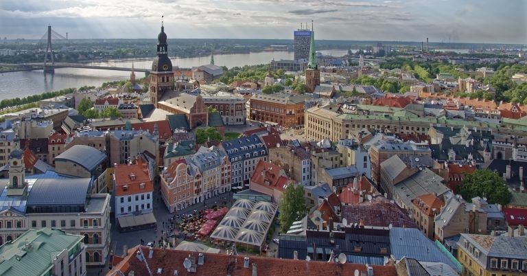 МОН шукає вчителів мови й літератури для викладання у Латвії