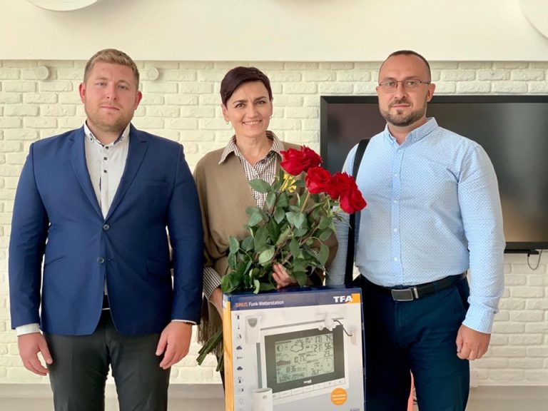 Вчителька географії Наталія Пашковська отримала метеостанцію від компанії B-Pro