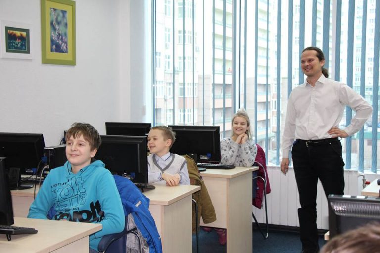 Одна з найбільших ІТ-компаній ЕРАМ запрошує вчителів на безкоштовне стажування (оновлено: набір уже закрили)