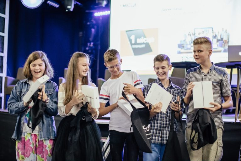 За «Суперурок зі STEAM» школярам подарують iPad та смартфони