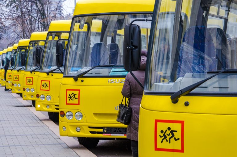 Список шкіл, які зможуть закупити автобуси, оновити їдальні та вбиральні