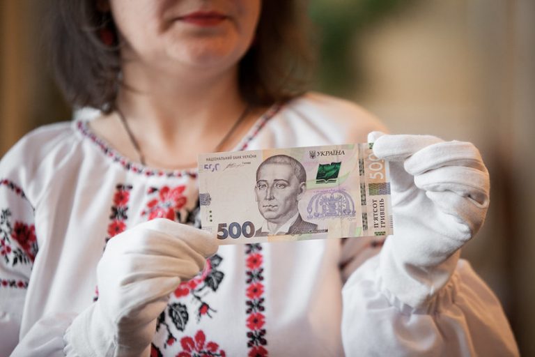 Кабмін відклав підвищення мінімальної зарплати для вчителів