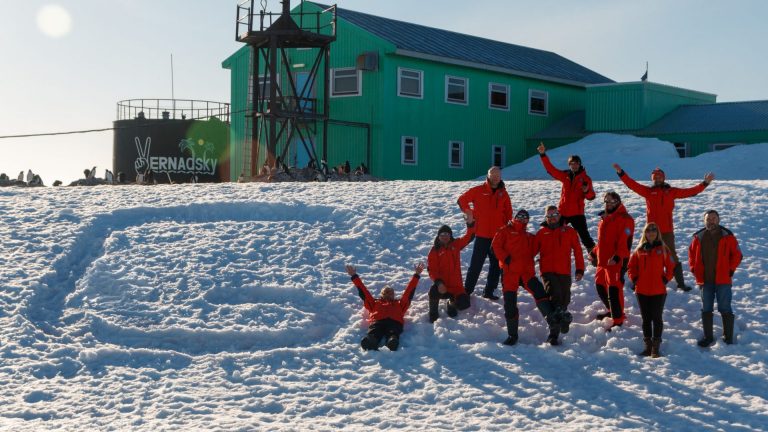 Полярники Національної антарктичної станції «Академік Вернадський» привітали вчителів (відео)