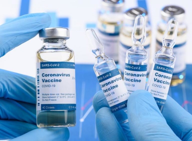 Учителів щеплюватимуть вакциною від Pfizer: як записатись на вакцинацію