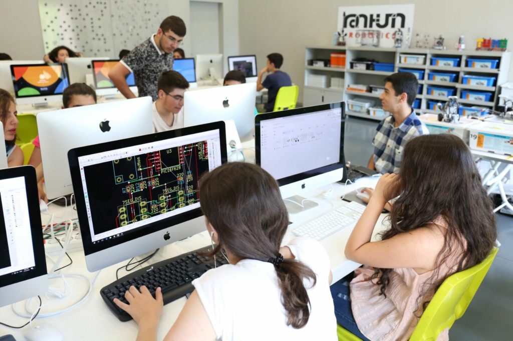 Як школярам отримати грант на вивчення ІТ, графічного дизайну, музичного та кіновиробництва