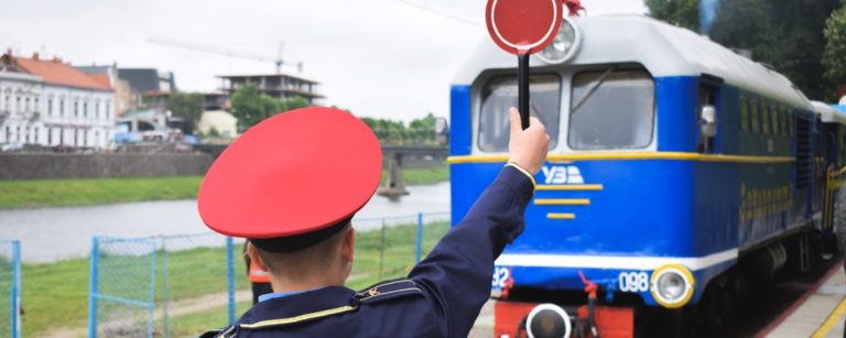 Чи зможуть школярі їздити громадським транспортом без довідок про щеплення і тестів