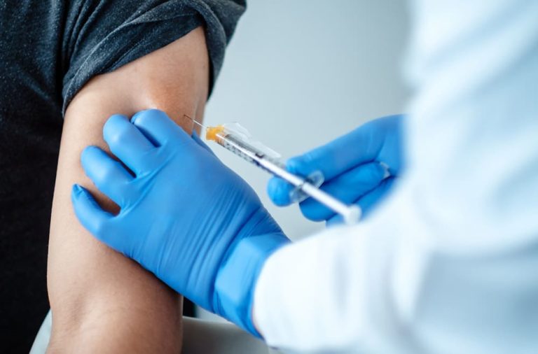 Підлітків від 12 років в Україні почали вакцинувати проти COVID-19