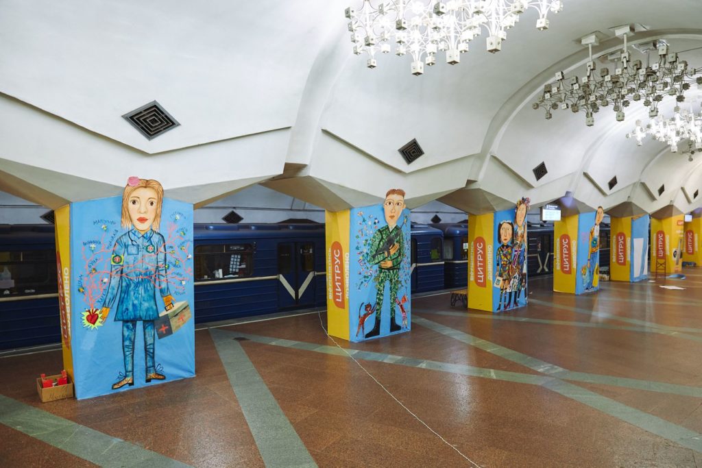У харківському метро відкрили виставку дитячих художніх робіт