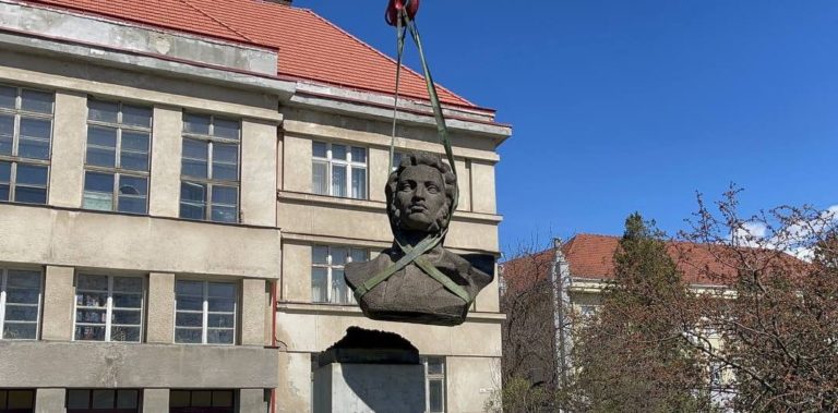 Зміни до шкільної програми: додадуть мінну безпеку, розкажуть про відносини з «руським міром» і заберуть російські твори