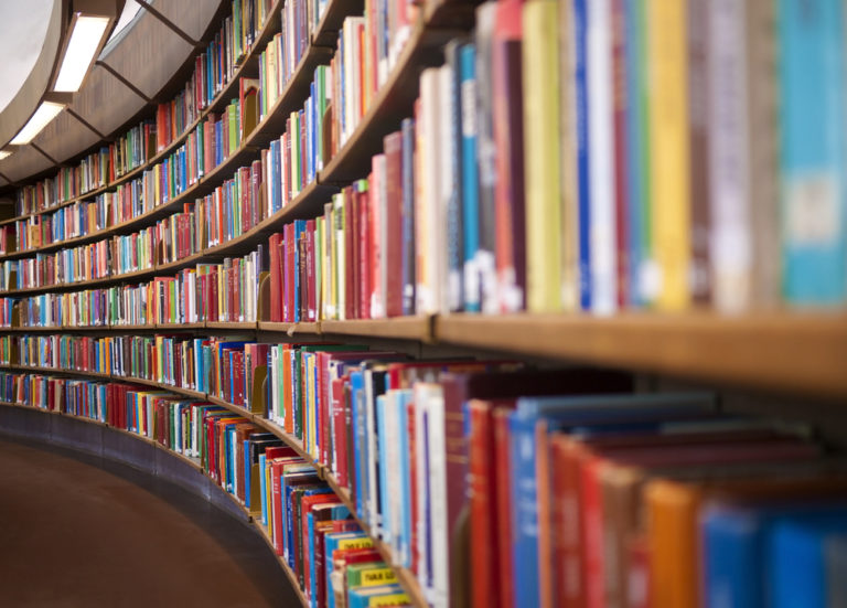 Маріупольці відновлюють бібліотеку і просять надсилати книжки українською