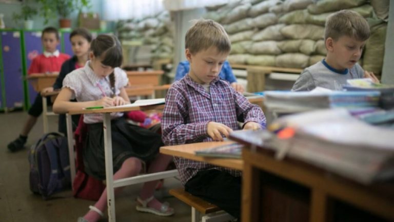 Омбудсмен пояснив чи можна забирати дітей зі школи до відбою повітряної тривоги