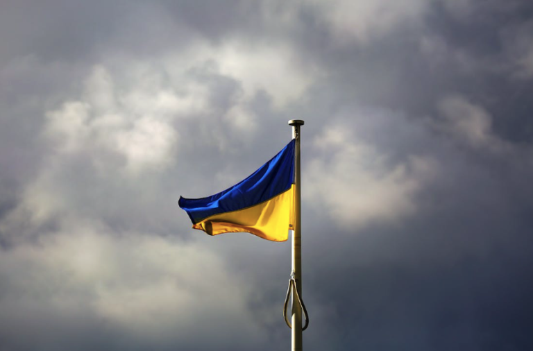 Скільки громадян спілкуються лише українською: опитування КМІС
