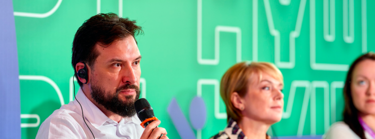 Школи на прифронтових територіях працюватимуть виключно дистанційно: коментар Андрія Сташківа