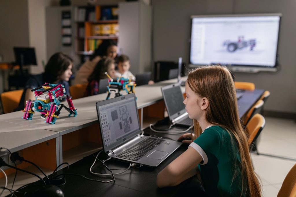Безкоштовне STEM-навчання для дівчат-підлітків під час осінніх канікул