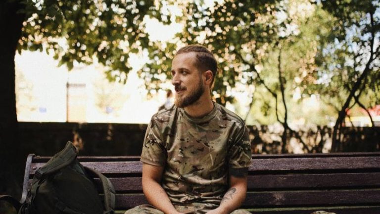 «Варто лише перемогти»: яким був воїн-поет Максим Кривцов «Далі»