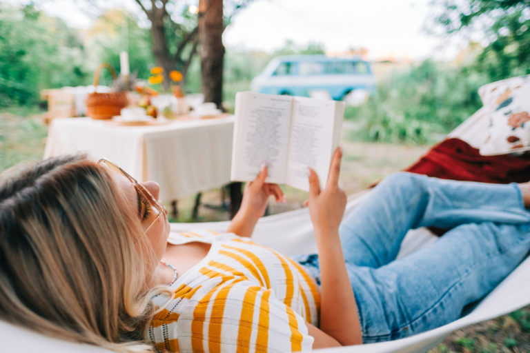Видихаємо, читаємо: 7 чудових книг на літо, щоб почуватись спокійніше