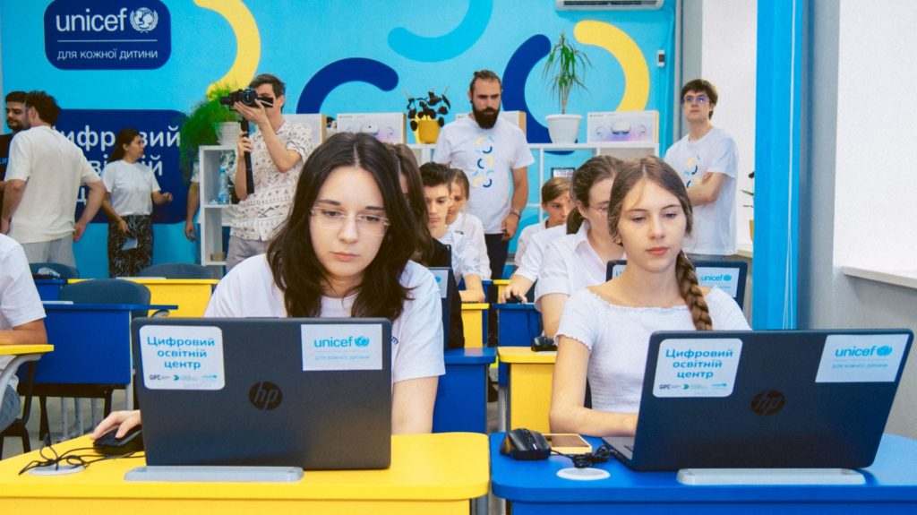 24/7, ШІ та вчителі-ментори: в Україні запрацювала програма з надолуження освітніх втрат