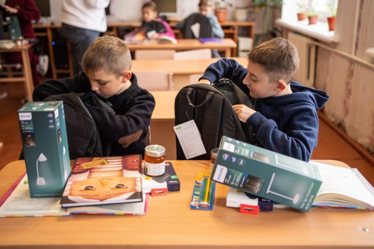 Діти чернігівського прикордоння отримали «блекаутні» рюкзаки