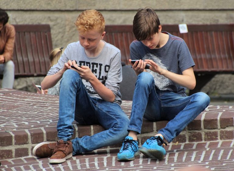 Без соцмереж до 15 років: Франція лобіює обмеження для всього Євросоюзу