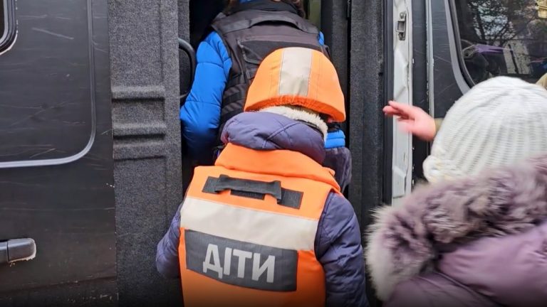 За відмову від примусової евакуації дітей — штраф: законопроєкт