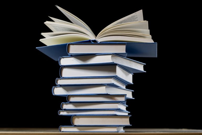 Скільки 18-річних вже отримали кошти на книжки: дані УІК