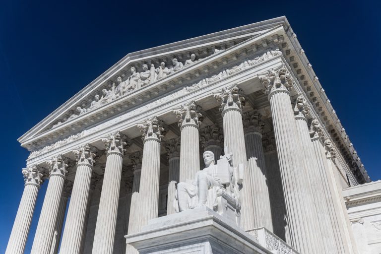 У США справа уроків із книжками про ЛГБТК+ дійшла до Верховного суду