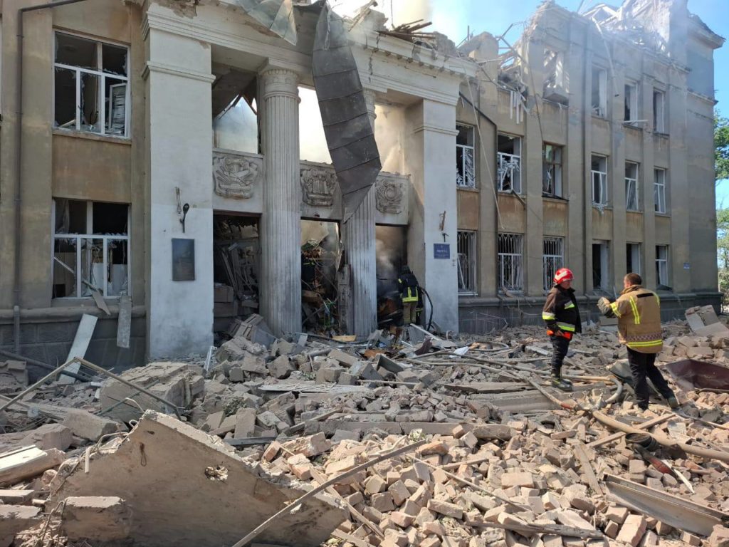 Прямим влучанням знищений ліцей на Одещині: є загиблі і поранені
