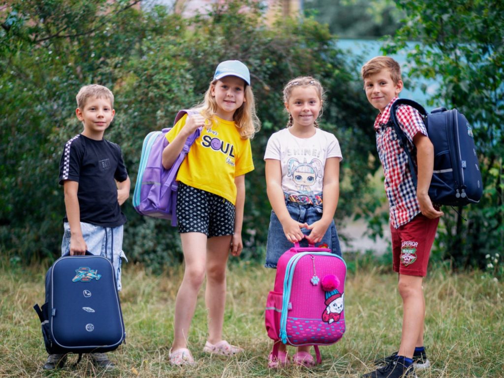 5 000 шкільних портфелів для дітей: благодійна акція від Карітас України