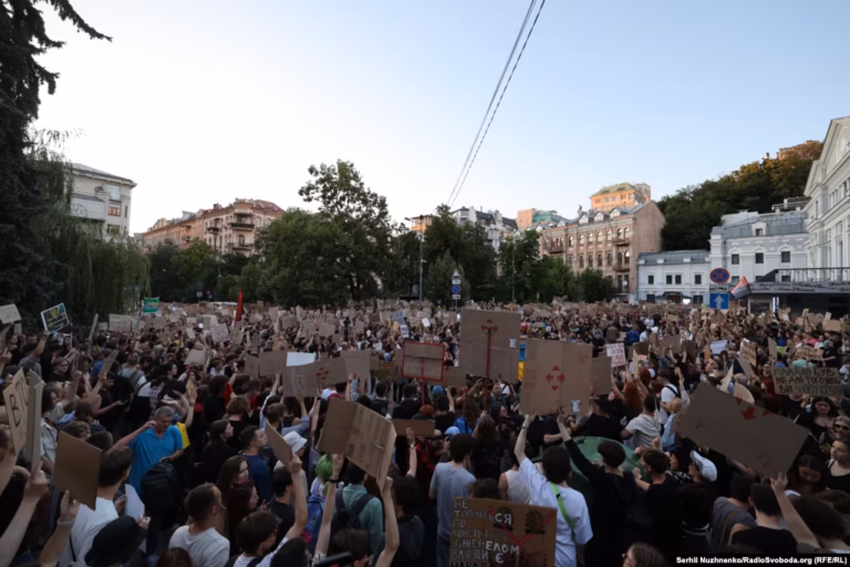 Матюки та цитати поетів: що пише молодь на протестних плакатах?