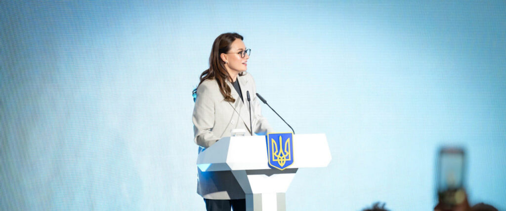 Зарплати вчителів, гарячі обіди, укриття в садочках: заяви про зміни від прем’єрки на «Серпневій»