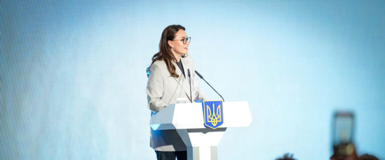 Зарплати вчителів, гарячі обіди, укриття в садочках: заяви про зміни від прем’єрки на «Серпневій»