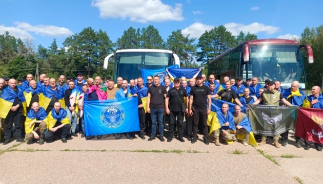Викладач Донецького університету і юнак, який планував вступ до коледжу, повернулися з полону