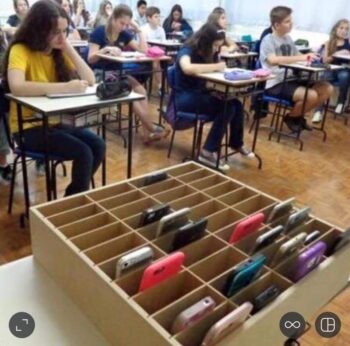 Вчителям: Підпишіть з учнями контракт про гаджети: готуємо правила нового навчального року