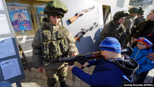 «Групи ризику» в школах Криму: як контролюють поведінку і настрої дітей на ТОТ