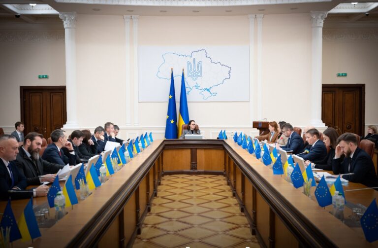 Додаткові дотації регіонів мають піти в першу чергу на зарплати освітян: міністр Лісовий