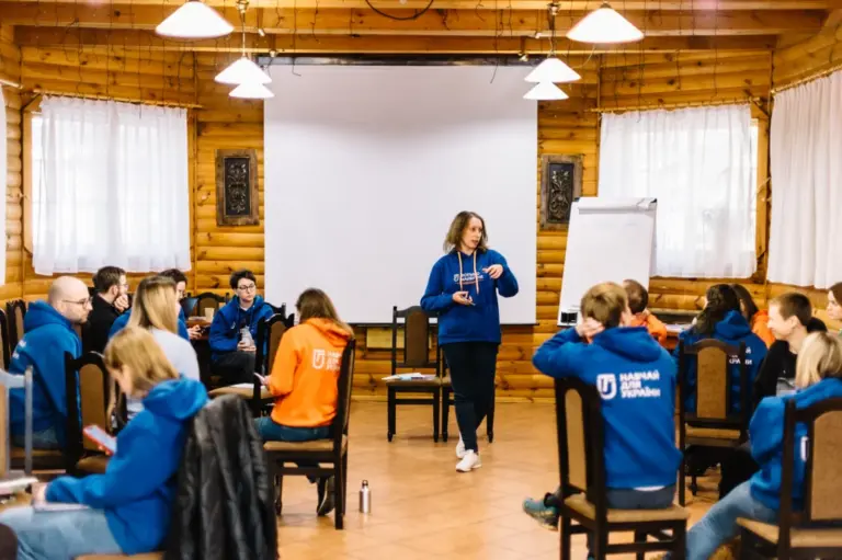 «Навчай» — «вчитель без переїзду»: учителів-початківців запрошують до програми