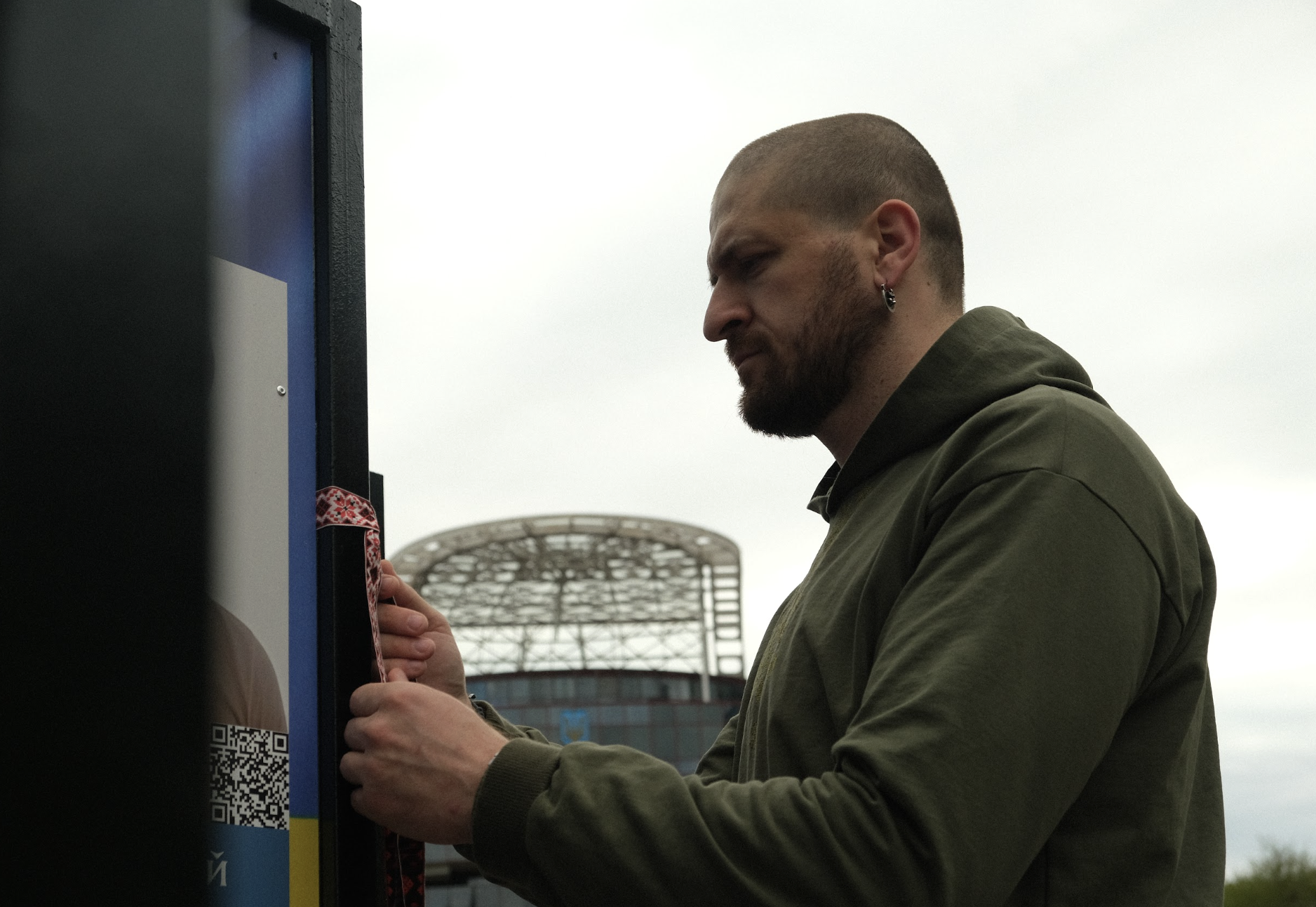 «Вишита стрічка памʼяті»: нова традиція у День Вишиванки, щоб вшанувати полеглих захисників і захисниць