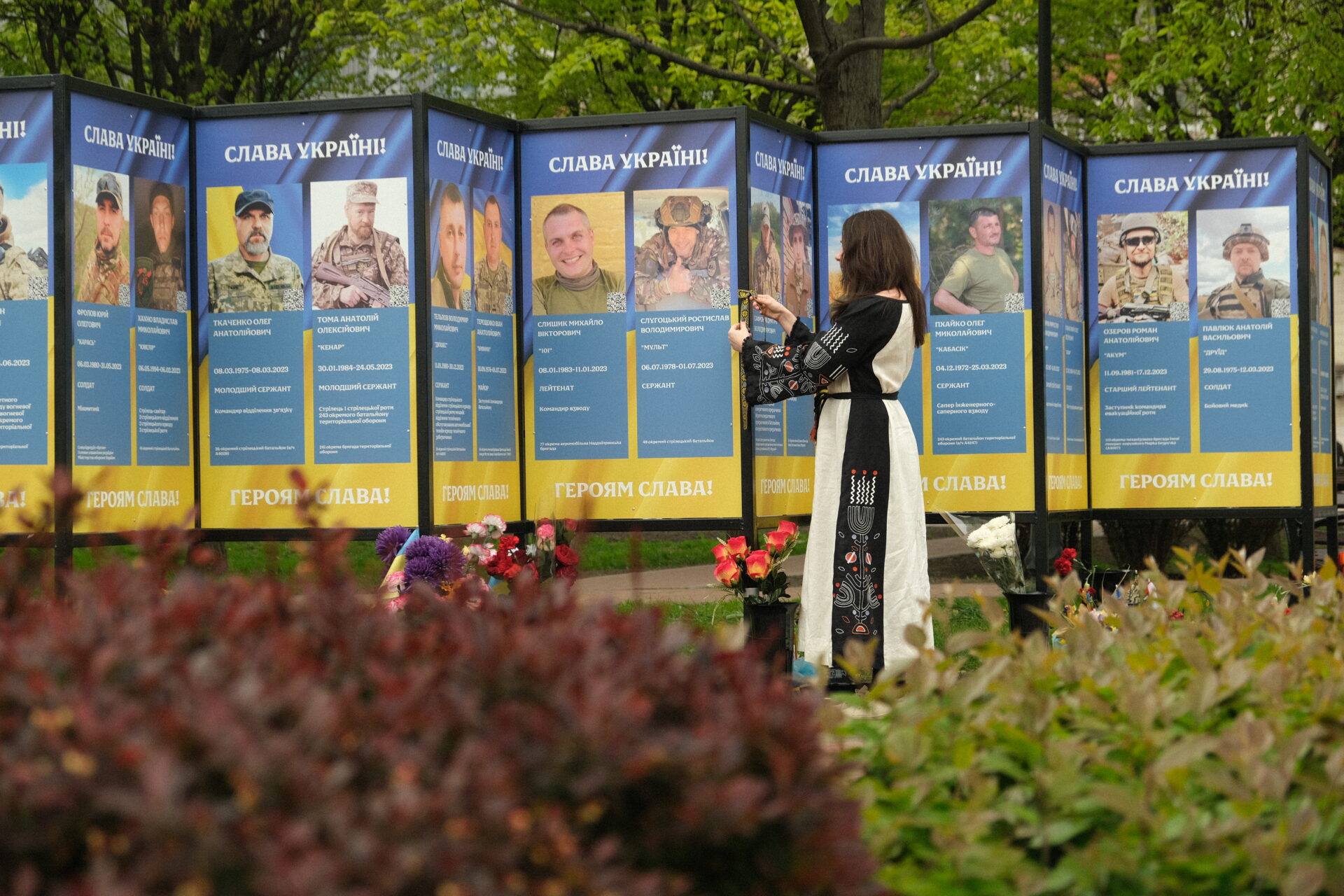 «Вишита стрічка памʼяті»: нова традиція у День Вишиванки, щоб вшанувати полеглих захисників і захисниць
