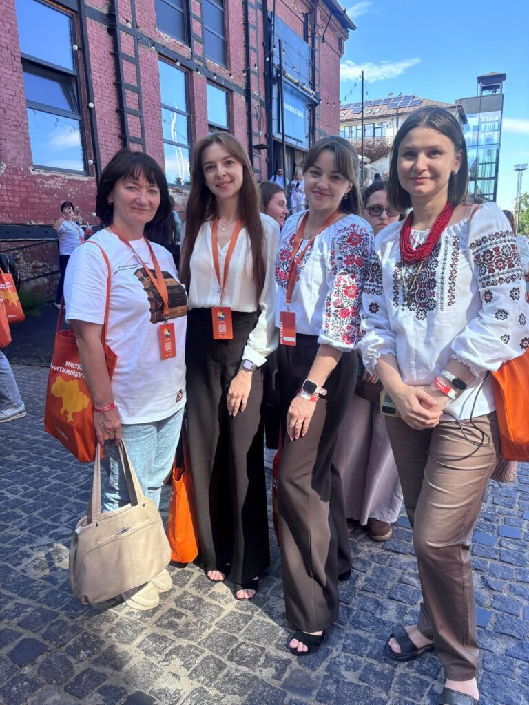 Вчителям: Вакарчук на сцені, ток шоу з міністром та 2500 освітян: Репортаж з відкриття фестивалю «Вчителі майбутнього 2026»