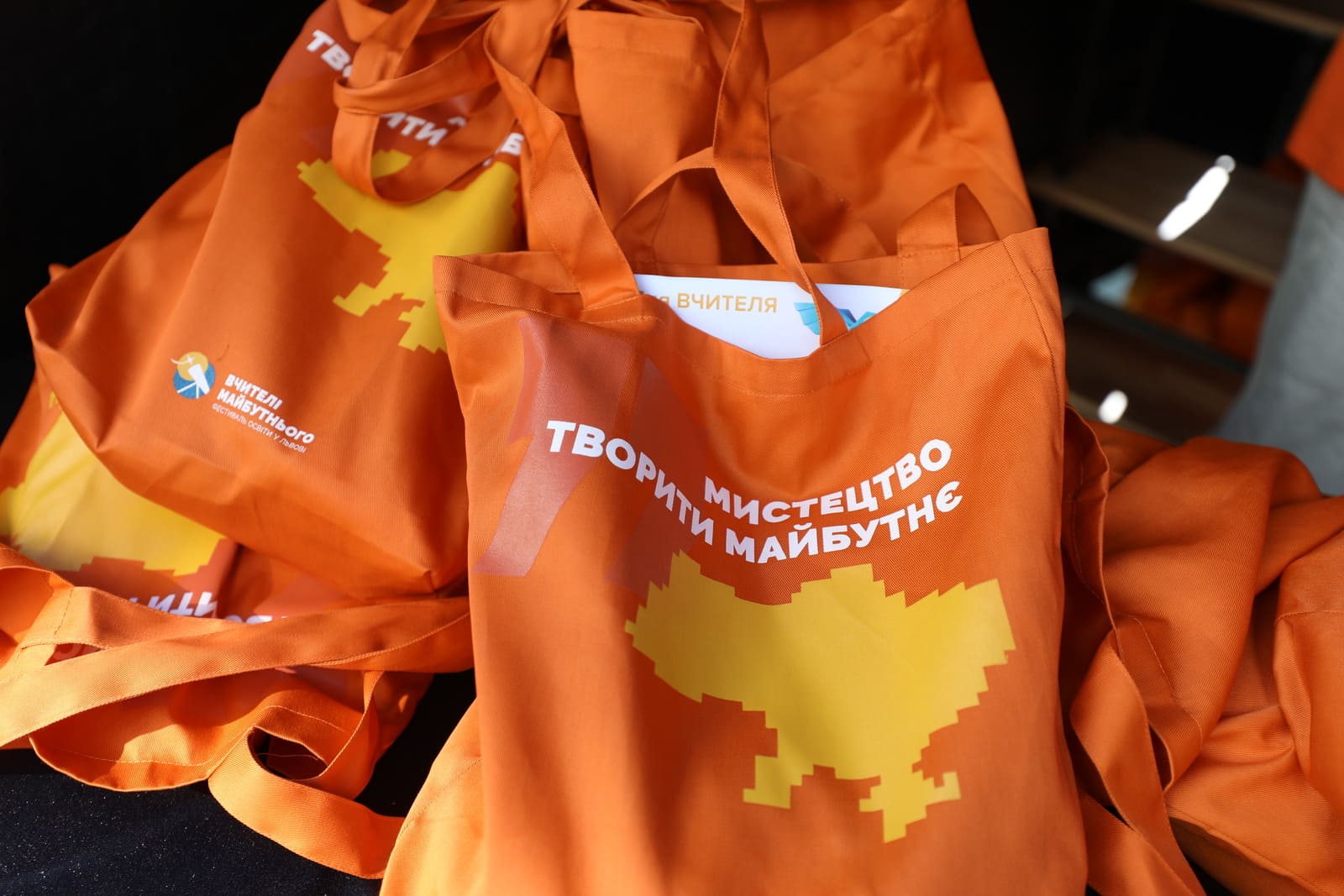Вчителям: Вакарчук на сцені, ток шоу з міністром та 2500 освітян: Репортаж з відкриття фестивалю «Вчителі майбутнього 2026»