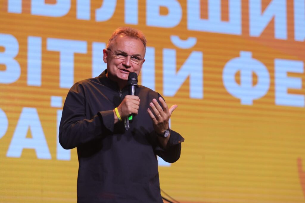 Вчителям: Вакарчук на сцені, ток шоу з міністром та 2500 освітян: Репортаж з відкриття фестивалю «Вчителі майбутнього 2026»