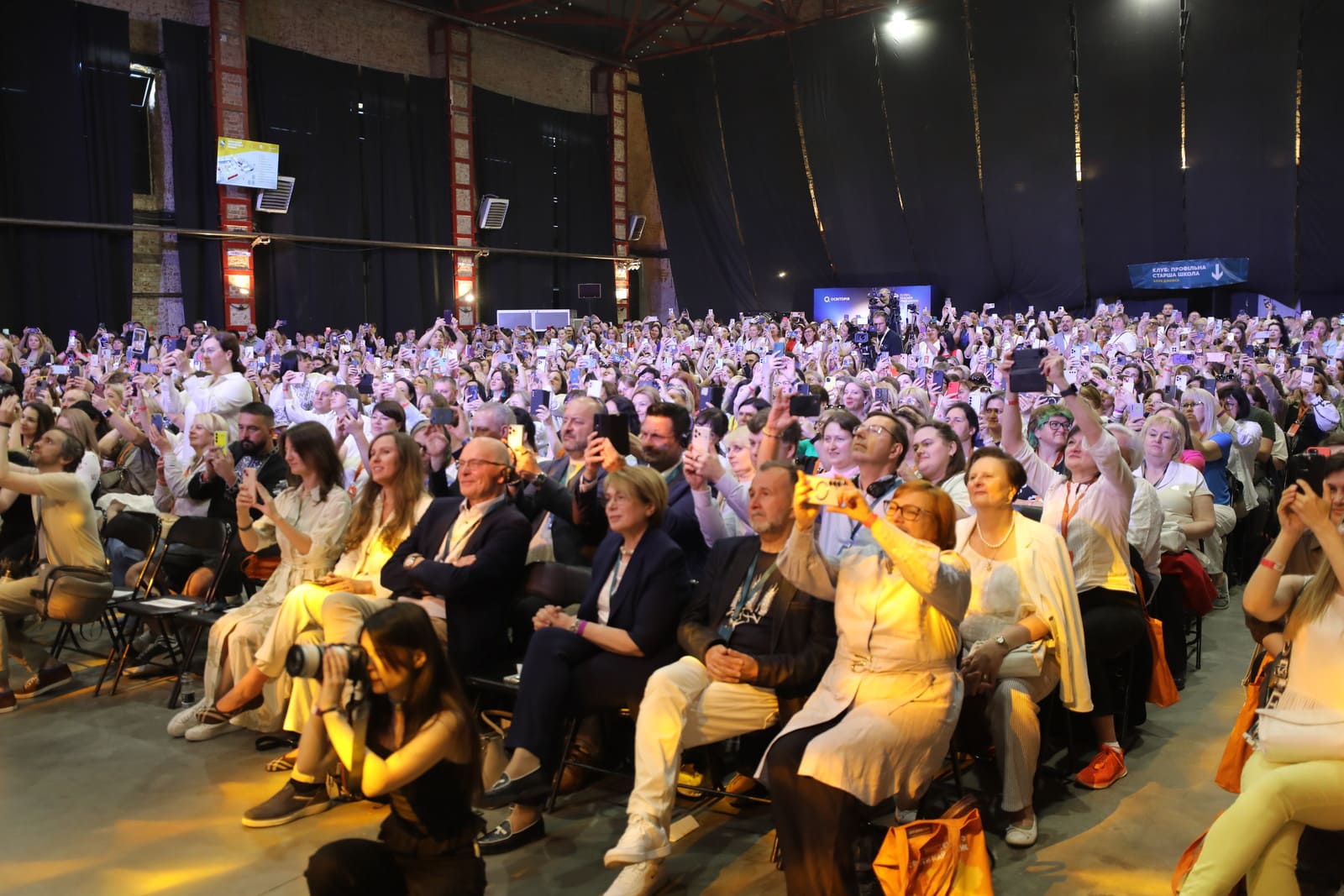 Вчителям: Вакарчук на сцені, ток шоу з міністром та 2500 освітян: Репортаж з відкриття фестивалю «Вчителі майбутнього 2026»