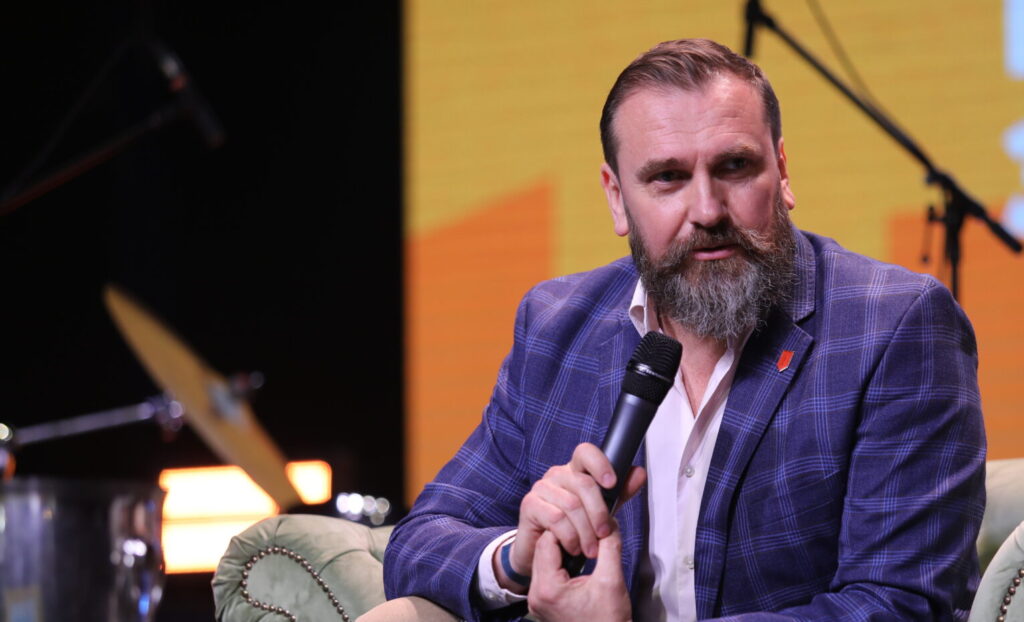 Вчителям: Вакарчук на сцені, ток шоу з міністром та 2500 освітян: Репортаж з відкриття фестивалю «Вчителі майбутнього 2026»