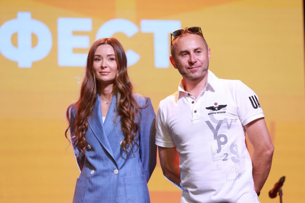 Вчителям: Вакарчук на сцені, ток шоу з міністром та 2500 освітян: Репортаж з відкриття фестивалю «Вчителі майбутнього 2026»