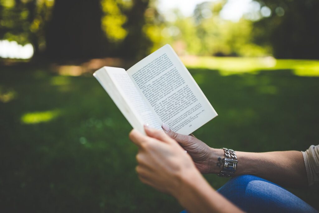 Сінгапур платить за книжки замість думскролінгу: скільки коштують щоденні 15 хв з книгою
